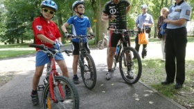 Mezi vzorné cyklisty patřili i Tomáš a Honzík Třebičtí z Žitenic, kteří vzorně měli přilbu na hlavě stejně jako jejich tatínek.