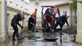 Odklízení škod, obnovení dodávek pitné vody a elektřiny pokračují