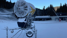 Skiareál Špindlerův Mlýn začal zasněžovat sjezdovky