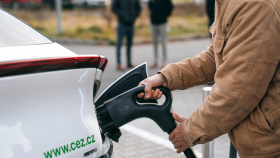 ČEZ má sto veřejných dobíjecích stanic pro elektromobily