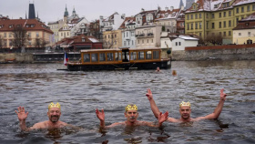 U Karlova mostu plavali tříkráloví otužilci. Vltava měla 3,5 °C